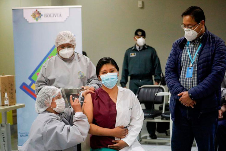 Bolivia inicia clases presenciales y a distancia en pandemia