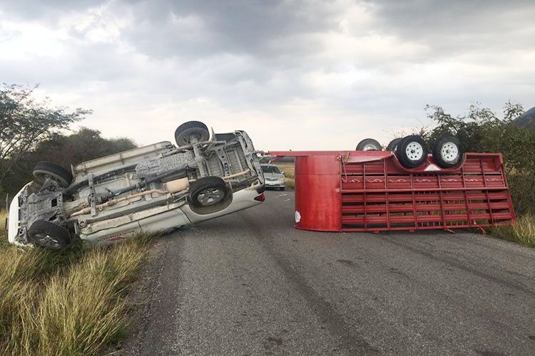 Le gana peso de traila y se vuelca en en el Abra-Los Aztecas.