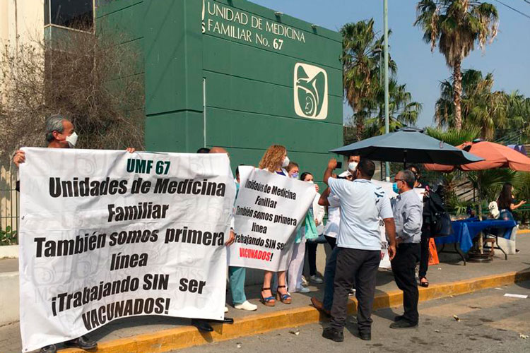 “Trabajamos sin ser vacunados”: Personal del IMSS