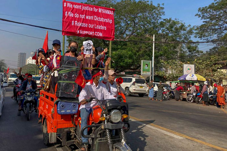 Líder de Myanmar pide unidad con ejército para la democracia
