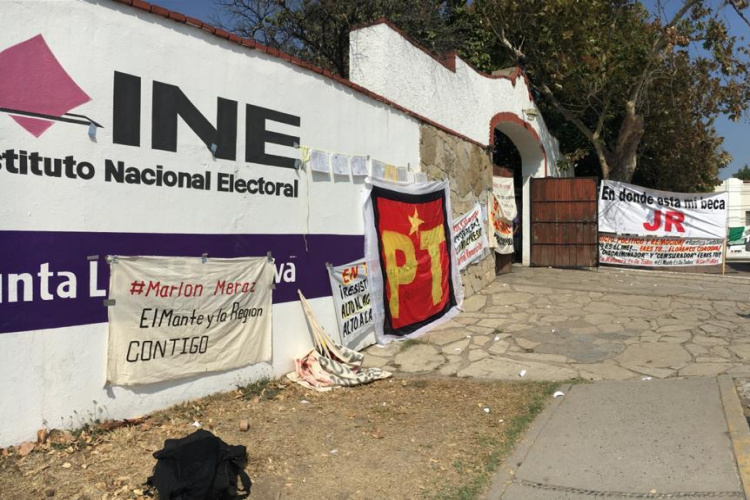 Levantan ‘clausura’ del INE  manifestantes del FAT