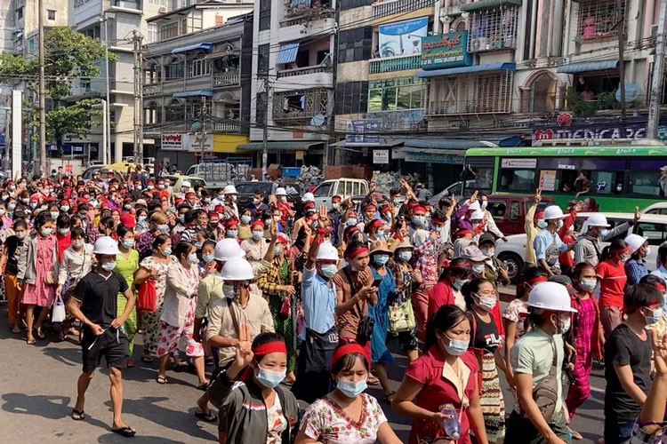 Junta de Myanmar bloquea internet, aumentan las protestas