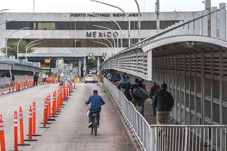 Mantiene EU restricciones para viajes no esenciales en frontera con México