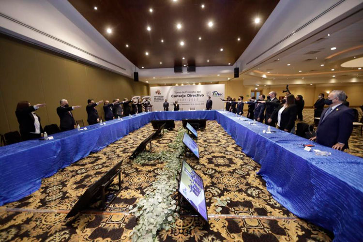 Toma Francisco García Cabeza de Vaca protesta a nueva mesa directiva de AAA