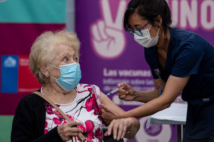 Chile inicia proceso de vacunación masiva contra el COVID-19