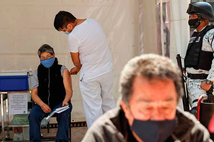 Vacunación de adultos mayores en zonas urbanas y ciudades será hasta marzo