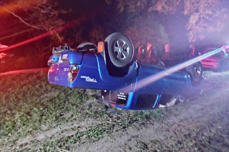 Comerciante se salva de milagro en volcadura