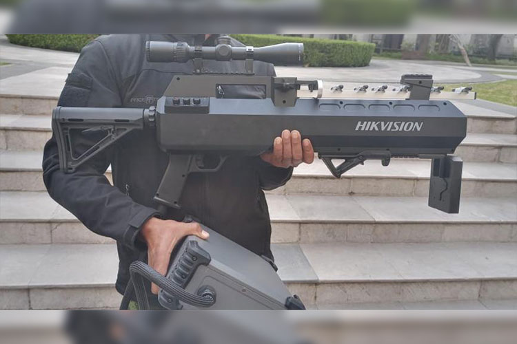 Vocero de AMLO muestra dispositivo antidrones que causó polémica en marcha del 8M