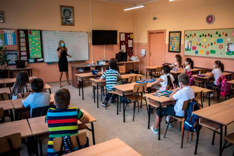 Niños británicos vuelven a aulas; nuevo cierre en Hungría