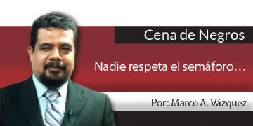 Cena de Negros /  Nadie respeta el semáforo…