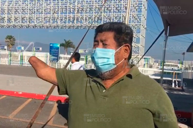 Empleado de Salud niega vacuna a discapacitado por no llegar en carro