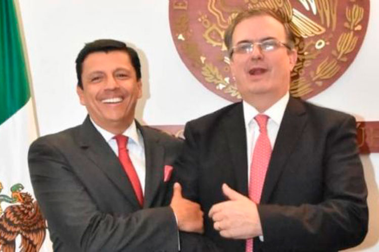 Renuncia Fabián Medina, incondicional de Ebrard