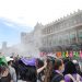Con gases, policía dispersa a grupos feministas de Palacio Nacional