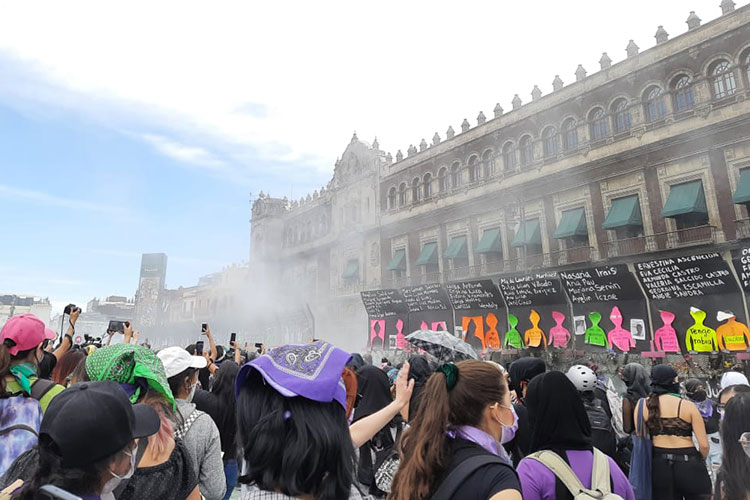 Con gases, policía dispersa a grupos feministas de Palacio Nacional
