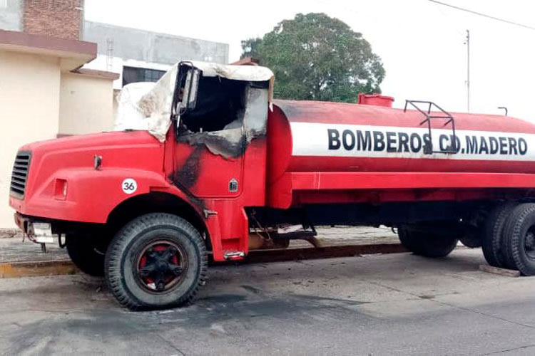 Prenden fuego a camión de Bomberos en Ciudad Madero