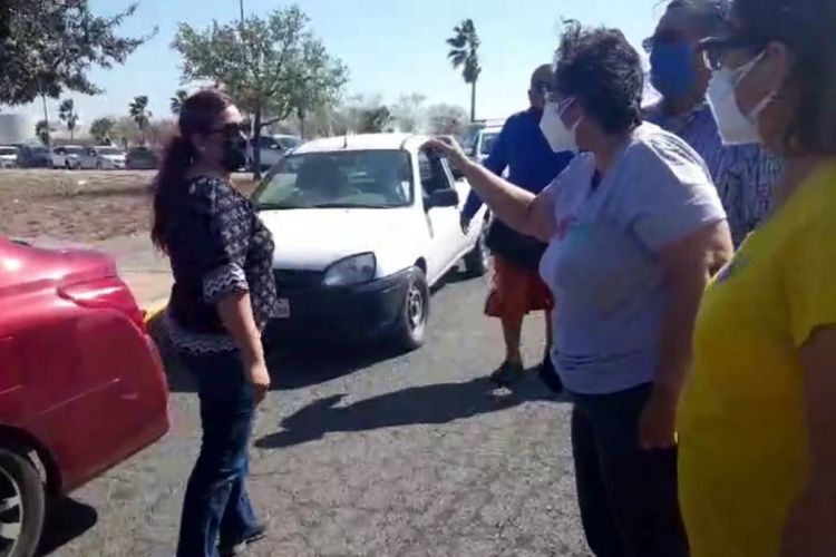 Caos en el Polyforum por vacuna en auto
