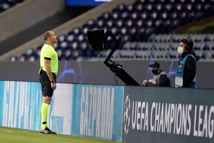 Mateu Lahoz, árbitro del Clásico; le sienta bien al Madrid