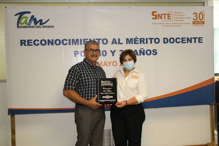 Entregan Reconocimientos al Mérito Docente