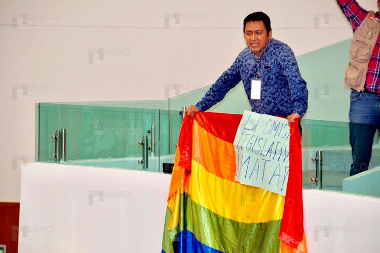 Exige activista LGBT en Congreso legislar matrimonios igualitarios
