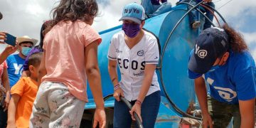 Dedica Yahleel tiempo y atención total para llevar agua a afectados