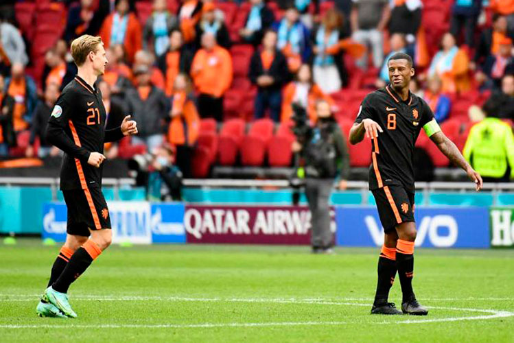 Wijnaldum pide protección a la UEFA
