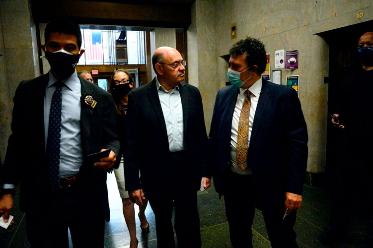 El director financiero de Trump se rinde antes de los cargos esperados