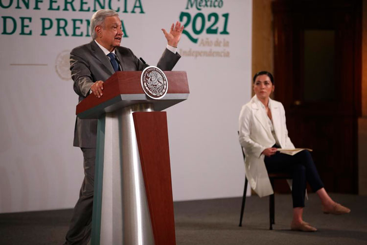 Llega al AICM un millón de vacunas Sinovac