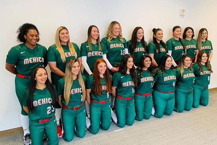 Jugadoras de softbol de México tiran uniformes olímpicos a la basura