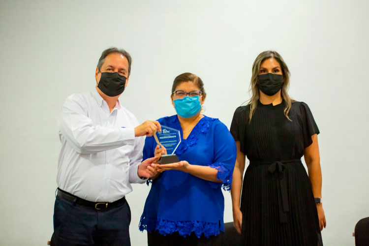 Denuncian a Elizabeth Cruz de cobrar cheques de pensionados