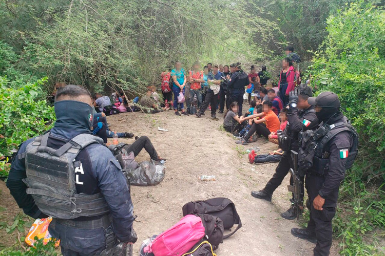 Frenan paso de 110 migrantes a EU