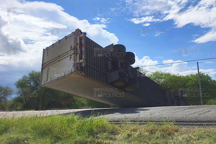 Se salva de morir al “clavar” remolque en la carretera