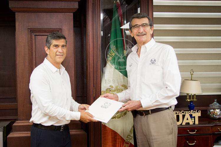 Entrega Rector a Felipe del Ángel Malibrán nombramiento de presidente del Club Correcaminos