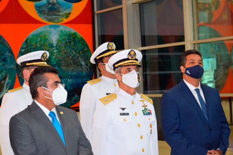 Develan en muro del Congreso reconocimiento a la Marina