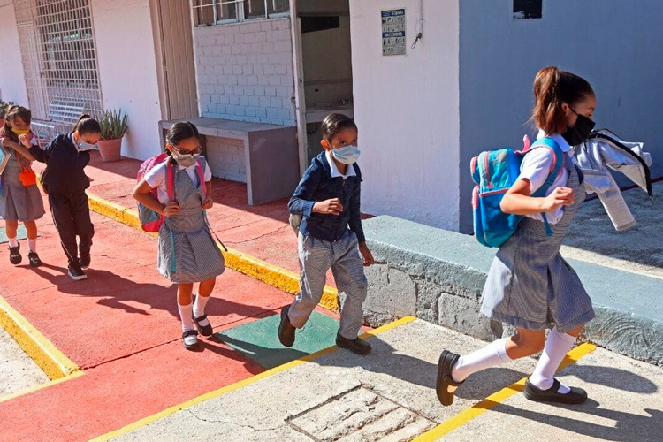 Ante regreso a clases, se reactiva venta de uniformes