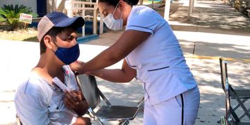 Llegan miles de jóvenes a vacuna Covid en Victoria