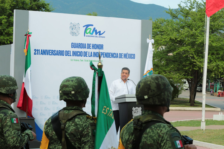 Montan guardia de honor en el Monumento a los Héroes de la Independencia