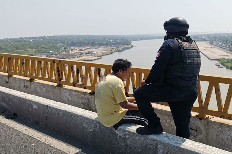 Evitan Policías que hombre se suicide del Puente Tampico