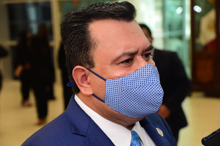 Defiende Tino Sáenz protección a funcionarios
