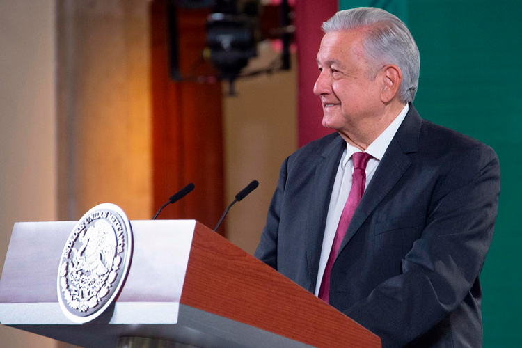 Recibe Ebrard a Kerry