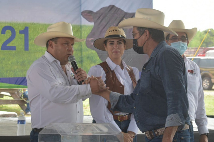 Entrega Gobierno 100 sementales de alta calidad genética
