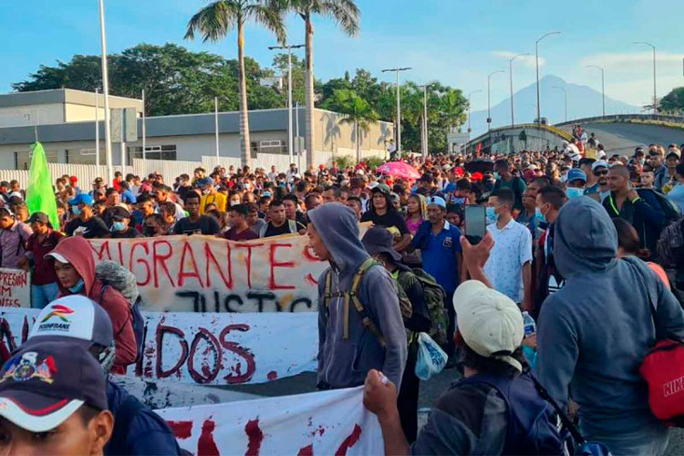 Caravana migrante sale de Chiapas; se dirige a CDMX
