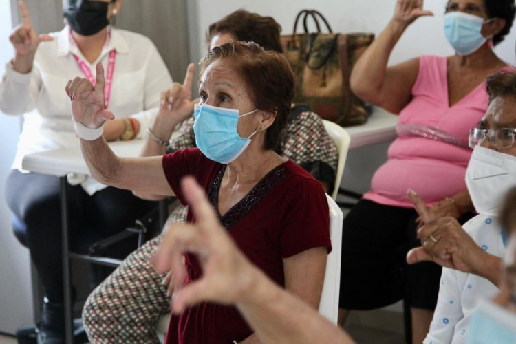 Promueve DIF Tampico Enseñanza del Lenguaje en Señas a los Adultos Mayores