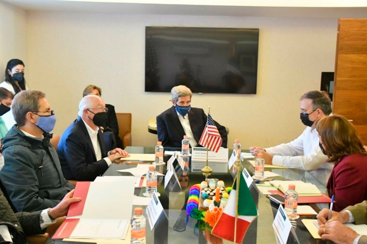 Recibe Ebrard a Kerry