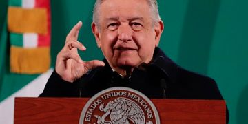 Colectivos de búsqueda de desaparecidos instalan “fosas” frente a Palacio Nacional