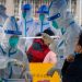 Colectivos de búsqueda de desaparecidos instalan “fosas” frente a Palacio Nacional