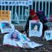 Colectivos de búsqueda de desaparecidos instalan “fosas” frente a Palacio Nacional