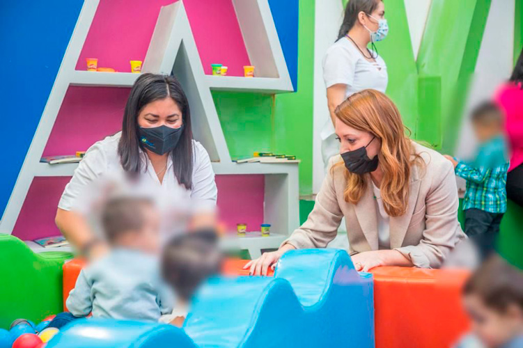 Premia Mariana Gómez a ganadores del concurso de cartel de derechos de niñas, niños, adolescentes