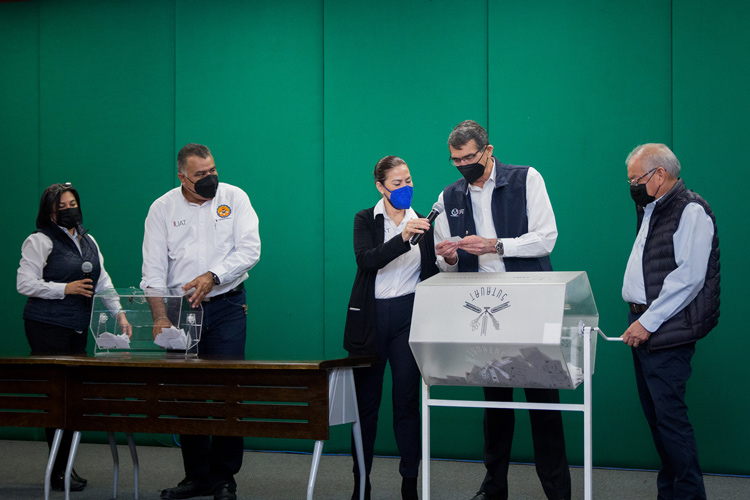 Preside Rector José Andrés Suárez tradicional sorteo navideño del SUTUAT