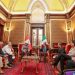 Colectivos de búsqueda de desaparecidos instalan “fosas” frente a Palacio Nacional