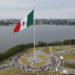 Encabeza Alcalde de Tampico Izamiento de Monumental Bandera